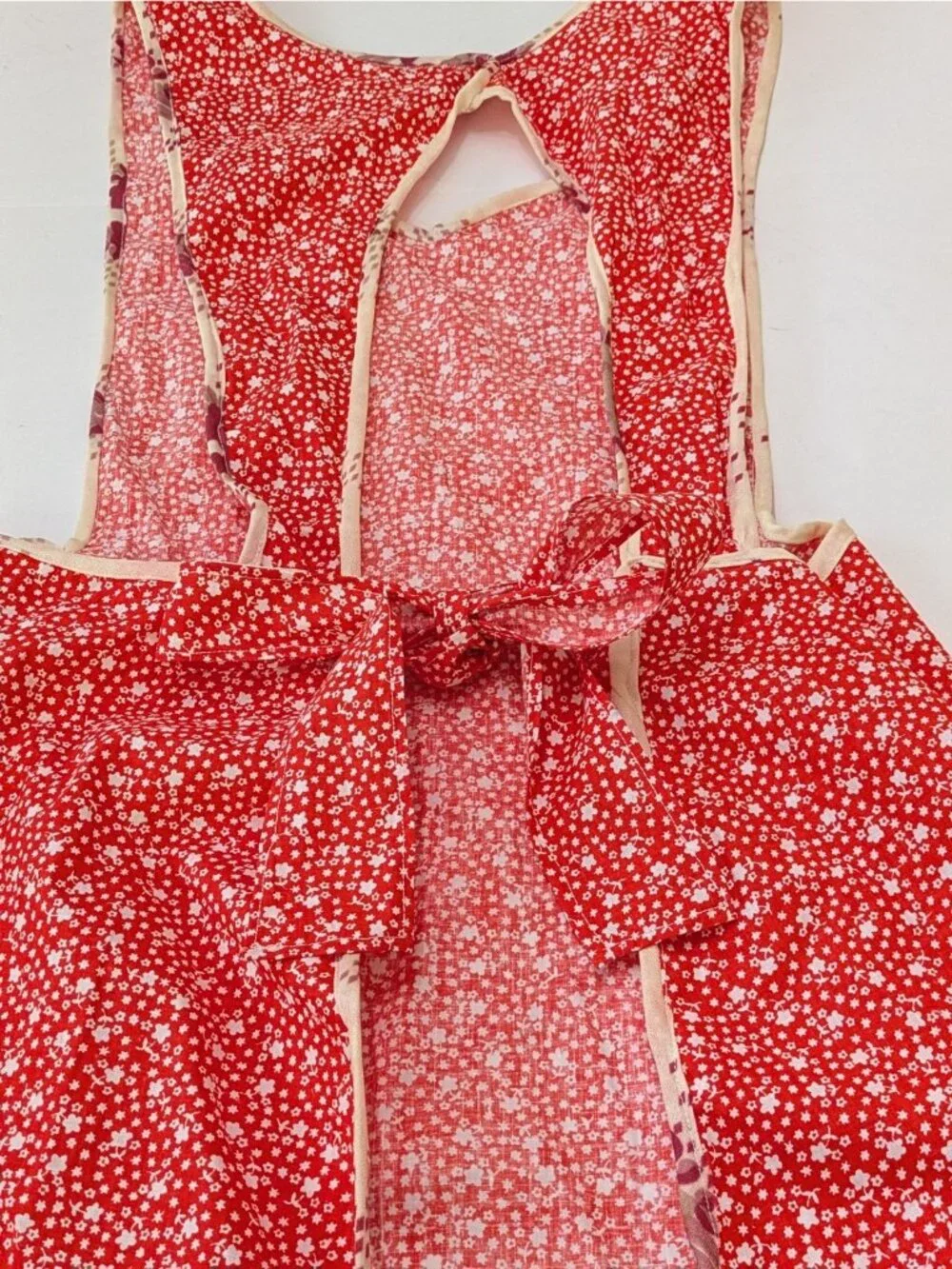 Vintage Handmade Full Apron Red Calico Floral Print 2 Pockets Tieback Grannycore
